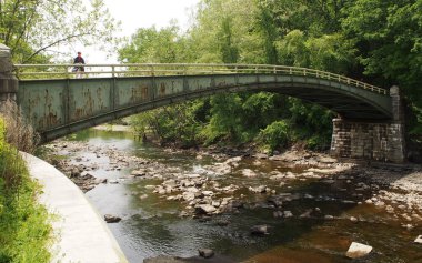 Croton Nehri 'nin aşağısındaki eski köprü New Croton Barajı, Croton-on-Hudson, New York, ABD - 22 Mayıs 2021