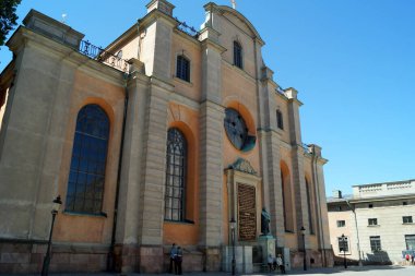 Storkyrkan, nam-ı diğer Stockholms domkyrka (Stockholm Katedrali) ve Sankt Nikolai Kyrka, Stockholm 'ün en eski kilisesi, İsveç' in Gamla Stan kentindeki Stockholm 'ün merkezinde bulunmaktadır - 28 Mayıs 2018