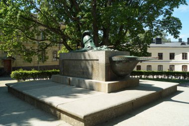 Augustin Ehrensvard 'ın mezarı, 18. yüzyıl İsveçli subay ve askeri mimar, Suomenlinna Kalesi, Helsinki, Finlandiya - Haziran 2018