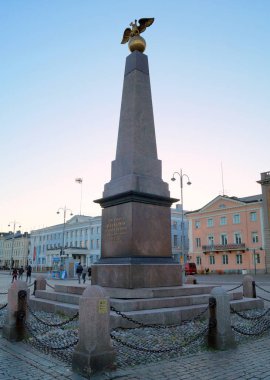 1833 yazında Rusya İmparatoriçesi Alexandra Feodorovna 'nın Helsinki' ye yaptığı ziyaretin anısına dikilitaş, Helsinki, Finlandiya - 1 Haziran 2018