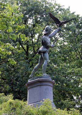 Falconer, Central Park 'ta bronz heykel, George Blackall Simonds tarafından 1875' te, New York, New York, ABD - 19 Haziran 2020