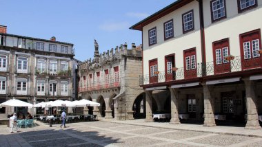 Oliveira Meydanı 'nın kuzey tarafındaki tarihi binalar, Largo da Oliveira, şehrin tarihi merkezi, Guimaraes, Portekiz - 19 Temmuz 2021