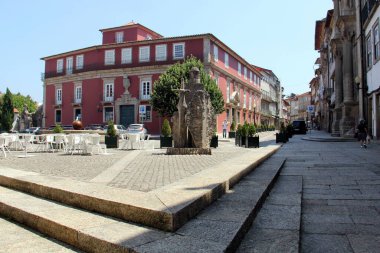 D. Afonso Henriques 'in stilize edilmiş modern heykeli Misericordia Meydanı, Guimaraes, Portekiz - 19 Temmuz 2021