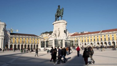 Praca do Comercio 'da sahne, Ticaret Meydanı, Kral 1. Jose' nin binicilik heykeli, güneşli bir günde, Lizbon, Portekiz - 6 Ocak 2021