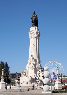 Marki Pombal Anıtı, 7 Ocak 2017 'de Lizbon, Portekiz' de Noel süsleriyle çevrili.