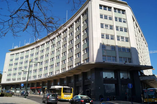 Straatscène Voor Een Van Kantoorgebouwen Tegenover Marquis Pombal Square Lissabon — Stockfoto