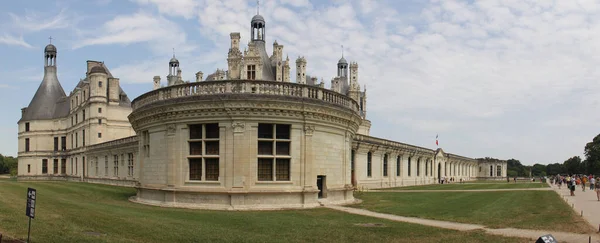 Chambord Şatosu, güney köşesinden panoramik manzara, Chambord, Loir-et-Cher, Fransa - 3 Temmuz 2019