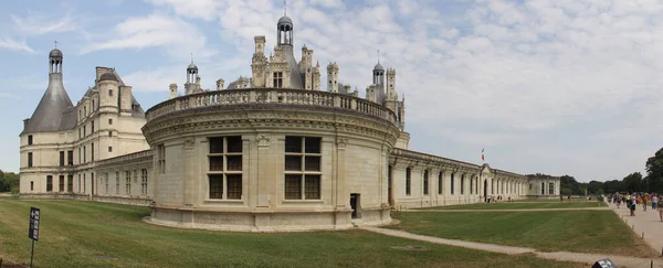 Chambord Şatosu, güney köşesinden panoramik manzara, Chambord, Loir-et-Cher, Fransa - 3 Temmuz 2019