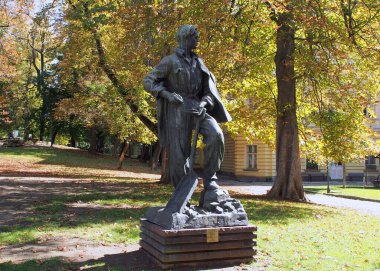 Nikolay Shmirgela 'nın 1967' de yarattığı Nikola Vaptsarov Heykeli, 5 Ekim 2025 'te Sofya, Bulgaristan Kraliyet Bahçesi' ne dikildi.