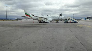 Sofya, Bulgaristan - 4 Ekim 2025: Bulgaristan Hava Yolları Airbus A220-300 uçağı Vasil Levski Sofya Havalimanı 'na park edildi