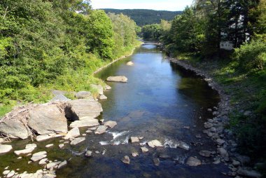 Ottauquechee Nehri, Woodstock, Vermont 'taki Orta Kapalı Köprü' den manzara - 4 Eylül 2010
