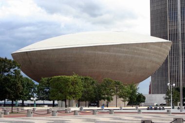 Albany, NY, ABD - 4 Eylül 2010: Sahne sanatları merkezi Egg, 1978 yılında tamamlandı, Empire State Plaza 'da New York' un başkenti oldu.