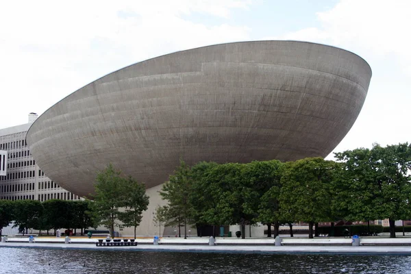 Albany, NY, ABD - 4 Eylül 2010: Sahne sanatları merkezi Egg, 1978 yılında tamamlandı, Empire State Plaza 'da New York' un başkenti oldu.