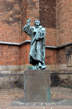Marktkirche 'in yanında Martin Luther heykeli, Ernst Rietschel' in heykel çalışması, 1900 'de açıldı, Hanover, Almanya - 29 Nisan 2012