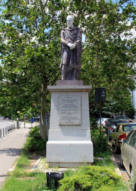 Bükreş, Romanya - 30 Mayıs 2025: Dacia Bulvarı 'na monte edilmiş bir Dacian asilzadesinin heykeli, Roma heykelinin kopyası