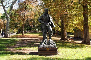 Sofya, Bulgaristan - 5 Ekim 2025: Nikola Vaptsarov Heykeli, Nikolay Shmirgela tarafından 1967 yılında yapıldı, Kraliyet Bahçesi 'ne yerleştirildi