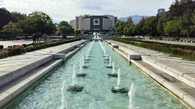 Sofya, Bulgaristan - 5 Ekim 2025: Ulusal Kültür Sarayı, Çeşmeler boyunca ön planda manzara