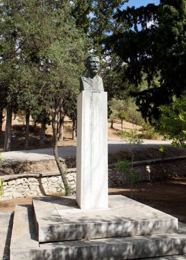 Epidaurus, Yunanistan - 26 Eylül 2025: Başarılı arkeolog Panagiotis Kavvadias 'ın bronz büstü, Asclepieion Arkeoloji Kompleksi müzesine yerleştirildi