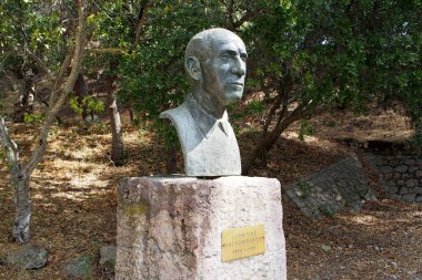 Epidaurus, Yunanistan - 26 Eylül 2025: Dimitri Mitropoulos 'un bronz büstü, Yunan ve Amerikan orkestra şefi, piyanist ve besteci, Asclepieion' daki antik tiyatronun yakınına yerleştirildi