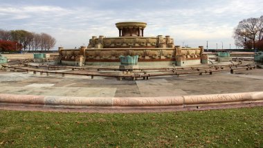 Chicago, IL, ABD - 15 Kasım 2025: Clarence F. Buckingham Memorial Fountain, Grant Park 'ın sembolik simgesidir.