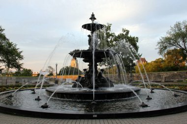 Tourny Fountain, bir fıskiyenin etrafindaki bronz heykeller, günbatımında manzara, Quebec City, QC, Kanada - 22 Temmuz 2025
