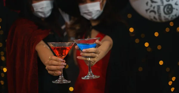복장을 한이시 코로나 바이러스를 보호하기 마스크를 할로윈 파티를 칵테일 음료와 — 스톡 사진