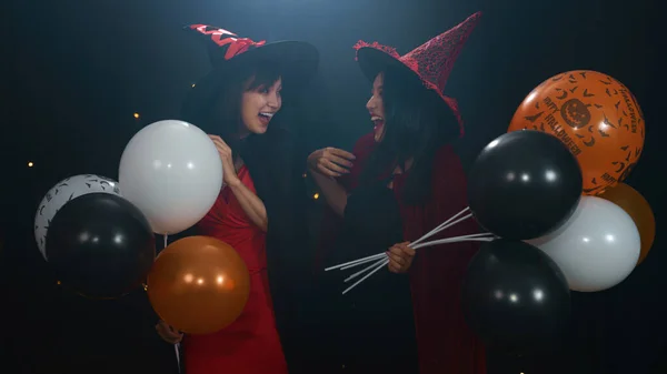 Хэллоуин Фон Портрета Двух Азиатских Женщин Костюме Ведьм Воздушным Шаром — стоковое фото