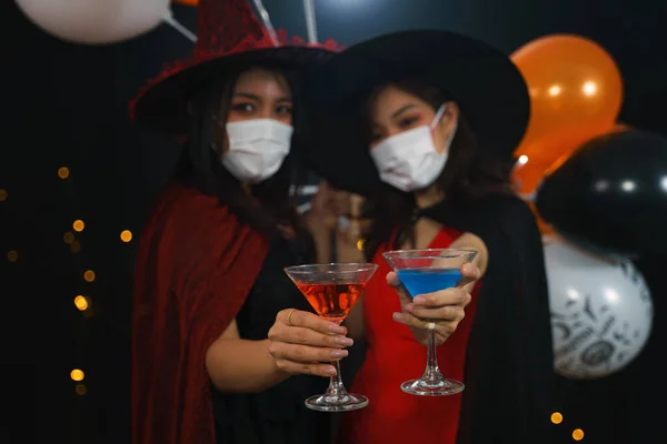복장을 한이시 코로나 바이러스를 보호하기 마스크를 할로윈 파티를 칵테일 음료와 — 스톡 사진
