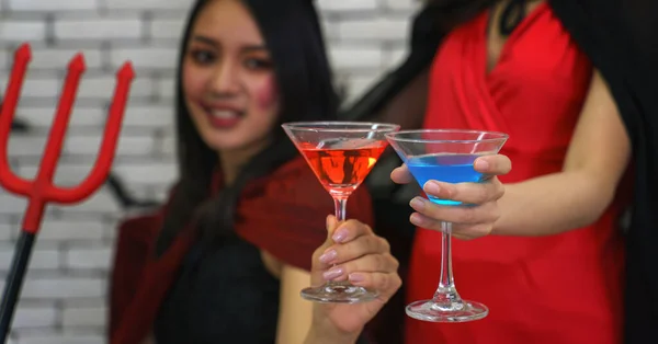 Porträtt Två Asiatiska Kvinnor Häxkostym Med Glasögon Cocktail Drink För — Stockfoto