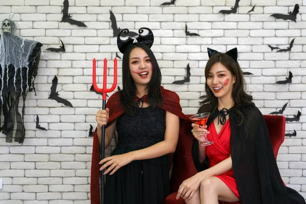 Portré Két Ázsiai Boszorkány Jelmez Tartó Szemüveg Koktél Ital Halloween — Stock Fotó
