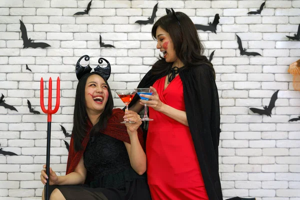 Portrait Deux Femmes Asiatiques Costume Sorcières Tenant Des Verres Cocktail — Photo