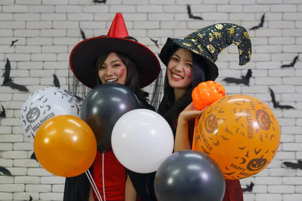 Halloween Fundo Retrato Duas Mulheres Asiáticas Bruxas Traje Com Balão — Fotografia de Stock