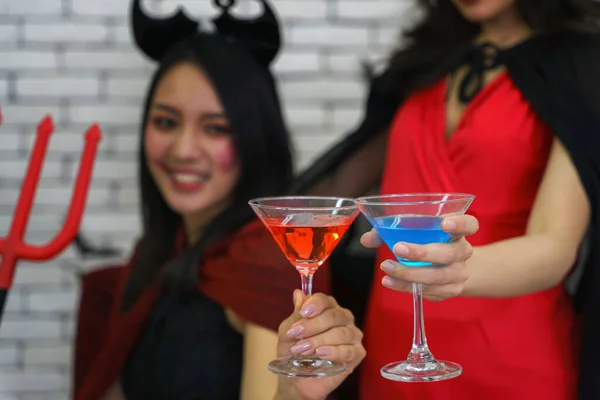 Porträtt Två Asiatiska Kvinnor Häxkostym Med Glasögon Cocktail Drink För — Stockfoto