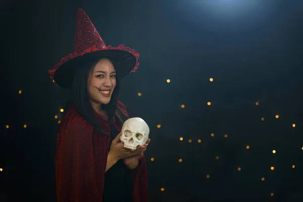 Retrato Mulheres Traje Bruxa Halloween Segurando Crânio Para Festa Noite — Fotografia de Stock