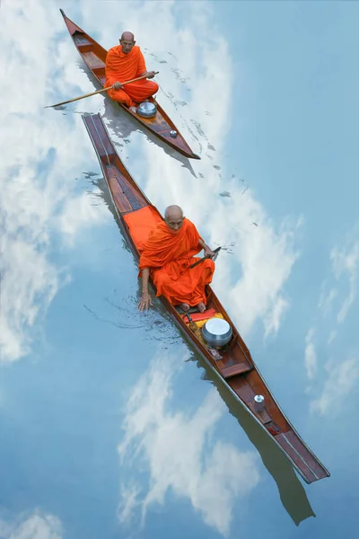 Βουδιστής Μοναχός Μικρό Ξύλινο Σκάφος Κωπηλασία Στο Κανάλι Για Λάβετε — Φωτογραφία Αρχείου