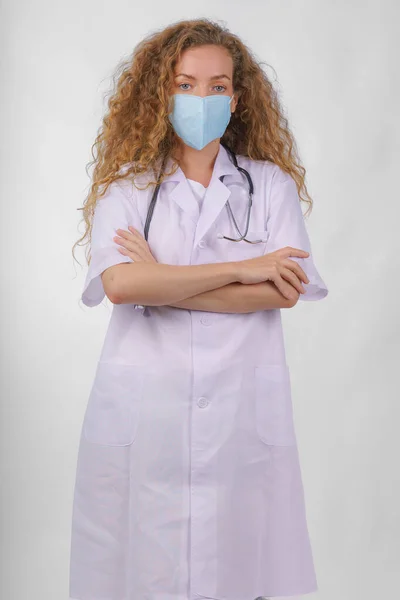 Portret Białej Lekarki Fartuchu Laboratoryjnym Stetoskopem Maską Twarzy Celu Ochrony — Zdjęcie stockowe