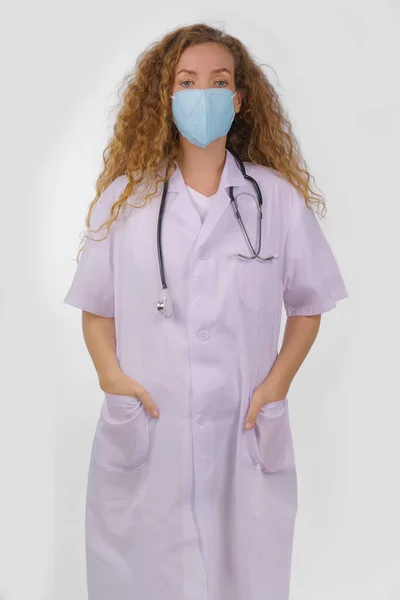 Porträtt Kaukasisk Kvinnlig Läkare Labbrock Med Stetoskop Och Bär Ansiktsmask — Stockfoto