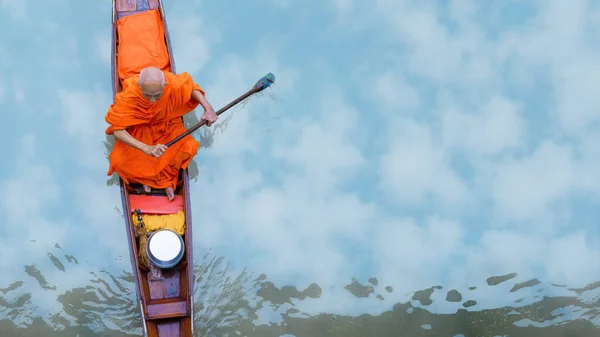 Buddhistischer Mönch Rudert Holzboot Kanal Mit Almosenschale Essen Von Dorfbewohnern — Stockfoto