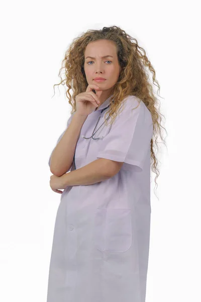 Retrato Doctora Caucásica Bata Laboratorio Con Estetoscopio Aislado Sobre Fondo — Foto de Stock