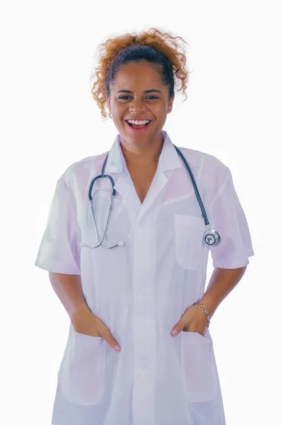 Porträt Einer Afrikanisch Amerikanischen Ärztin Laborkittel Mit Stethoskop Auf Weißem — Stockfoto