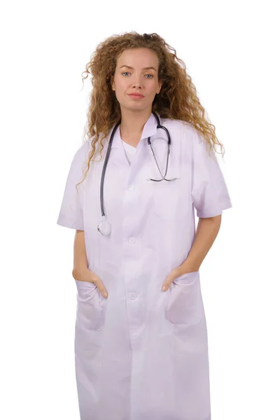 Retrato Médica Caucasiana Jaleco Com Estetoscópio Isolado Sobre Fundo Branco — Fotografia de Stock