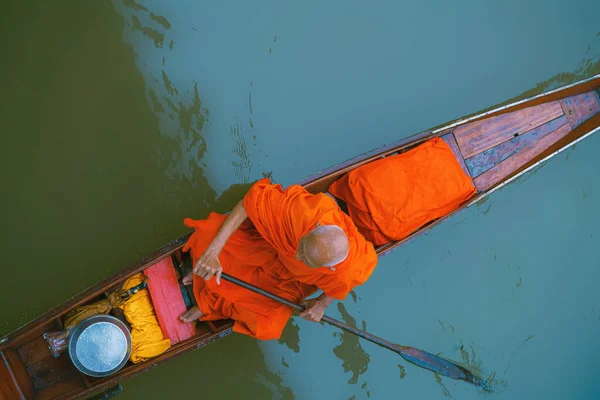 Buddhistischer Mönch Rudert Holzboot Kanal Mit Almosenschale Essen Von Dorfbewohnern — Stockfoto