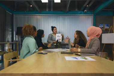Çeşitli iş kadınları, Kafkasyalı, Asyalı, Afro-Amerikan, artı boyut, Müslüman takım çalışması iş toplantısı ve kadın iş etkinlikleri için seçici odaklı ofis faaliyetleri