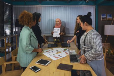 Çeşitli iş kadınları, Kafkasyalı, Asyalı, Afro-Amerikan, artı boyut, Müslüman takım çalışması iş toplantısı ve kadın iş etkinlikleri için seçici odaklı ofis faaliyetleri