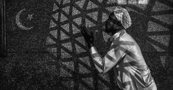 在穆斯林时期 穆斯林男子在清真寺举行的以星形和黑白相间的新月为标志的伊斯拉姆仪式上崇拜和祈祷真主保佑 — 图库照片