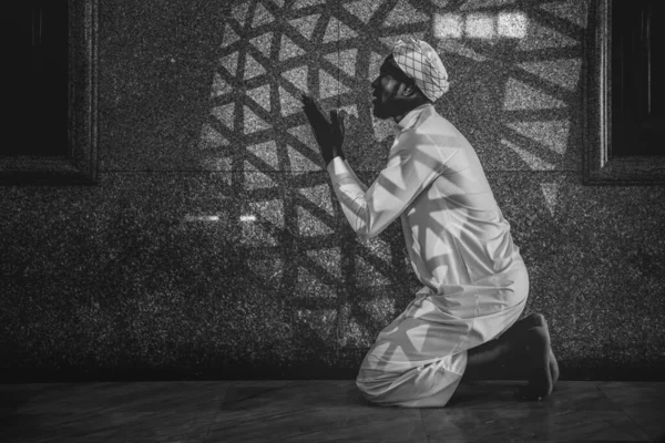 Müslüman Bir Adam Siyah Beyaz Olarak Slam Ramazan Döneminde Camide — Stok fotoğraf