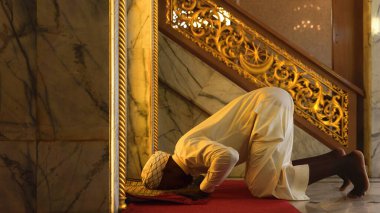 Müslümanların ibadet etmesi ve Allah 'a dua etmesi İslam ramazanı döneminde camide İslam' ın kutsaması için yapılan törende kutsanması.