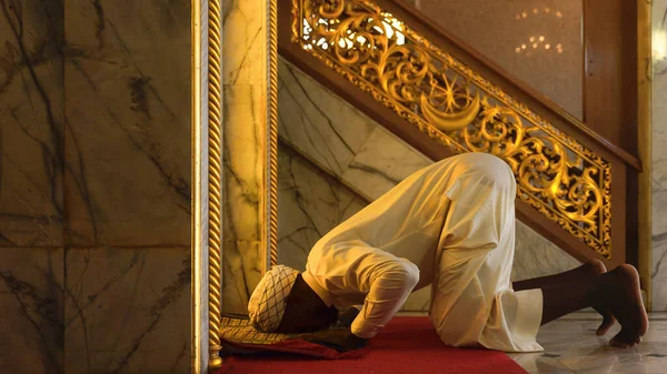 Мусульманин Совершающий Обряд Поклонения Молящийся Благословение Аллаха Мечети Время Исламского — стоковое фото