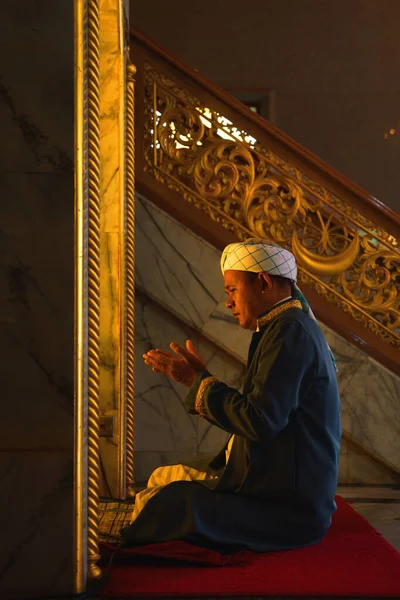 Muszlim Férfi Amelynek Istentisztelet Imádkozott Allah Áldás Iszlám Szertartás Mecsetben — Stock Fotó