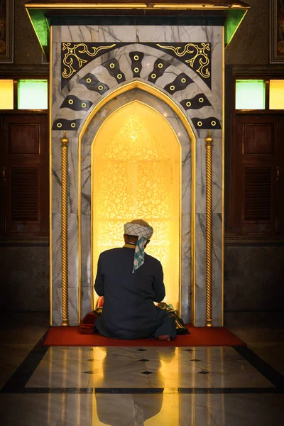 在伊斯兰宗教时期 穆斯林男子在清真寺举行的伊斯兰祈福仪式上进行崇拜和祈祷 — 图库照片
